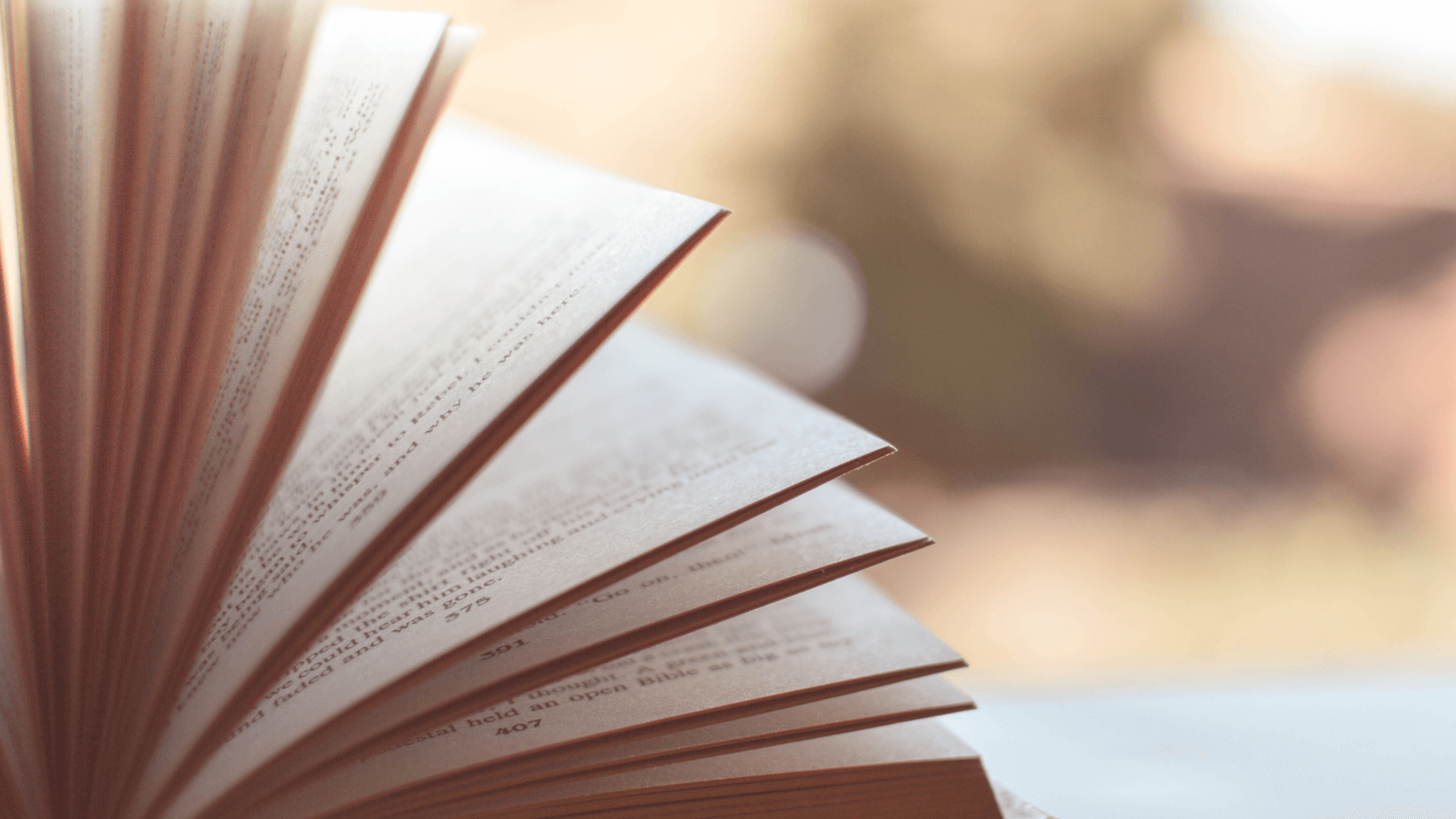 Un primer plano de un libro abierto sobre una mesa.