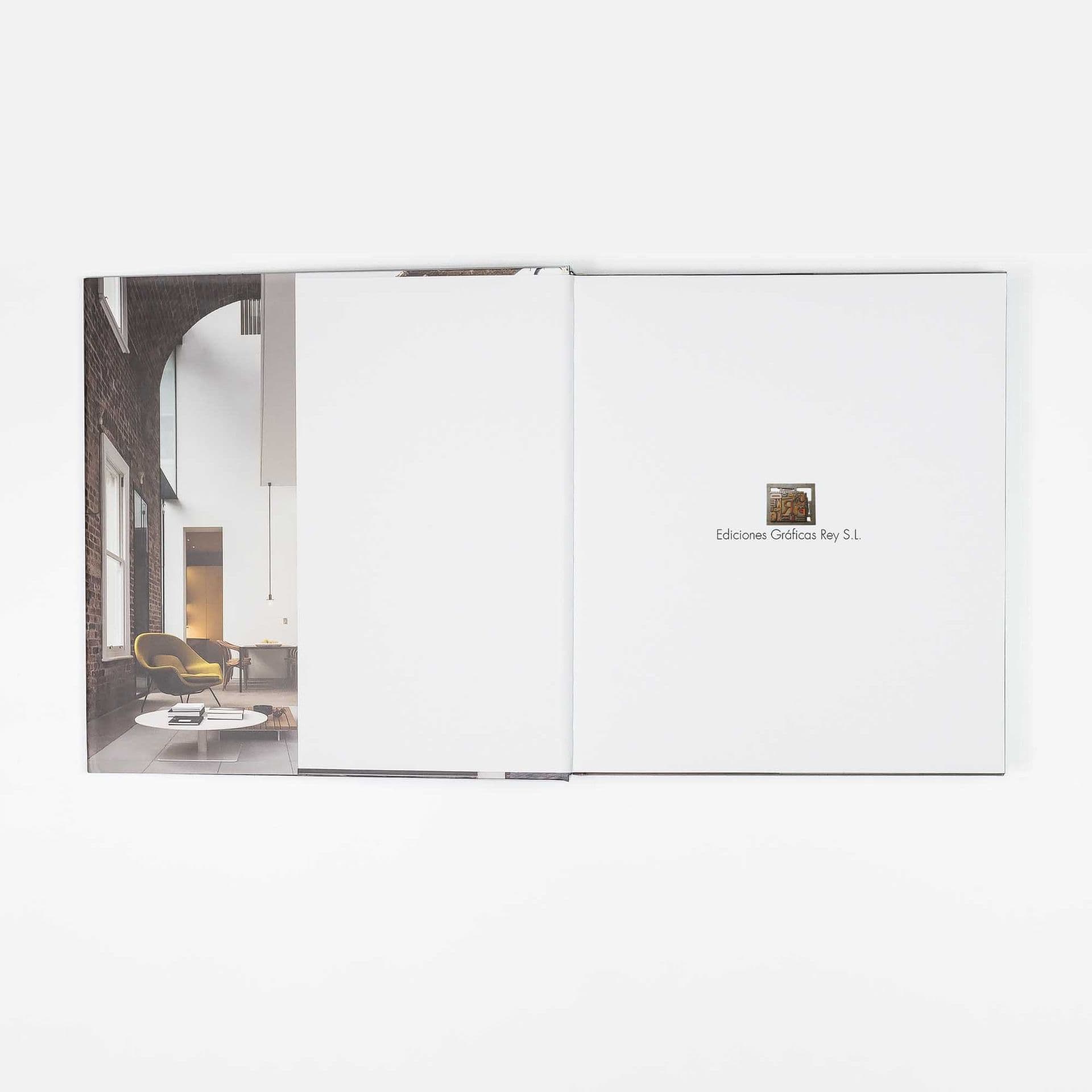 Detalle de acabados premium en impresión de libros — Gráficas Rey